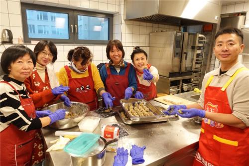 柏林佛光人首次在佛堂試做廣式月餅，做出心得與興趣來