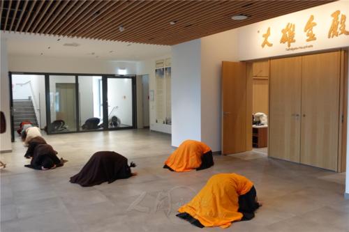 柏林佛光山住持妙祥法師、監寺永超法師帶領大眾三步一拜朝禮至大雄寶殿