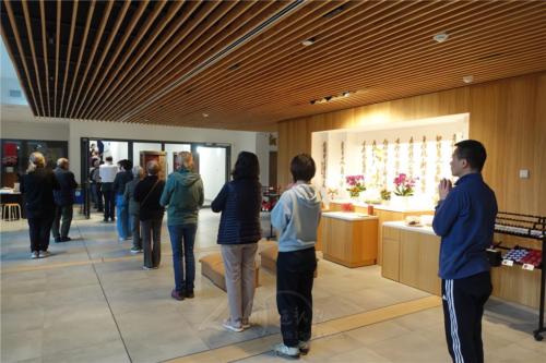 柏林佛光人在道場內三步一拜，以虔敬之心朝山禮佛