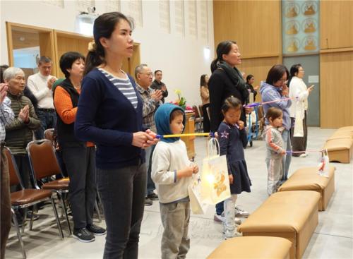 柏林佛光菩提園的小朋友提著自己著色及裝飾的紙燈籠，參加朝山及回向