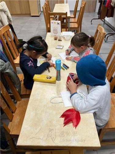 小朋友用心為燈籠畫畫上色