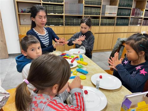 柏林佛光菩提園小朋友在媽媽們的帶領下試做德式甜點