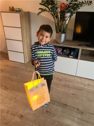 提著親手做的紙袋燈籠，少不免得意洋洋