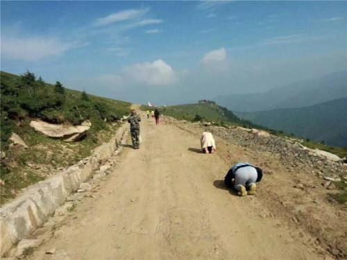 雖然山路崎嶇、行程漫長，但虔誠的佛教徒仍然堅持朝山