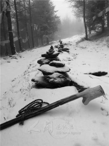 通往南台的路上，朝拜的人在路邊堆砌了許多祈願的瑪尼堆