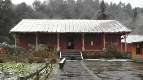 很多人都知道峨眉山有普賢菩薩的道場，但初殿則較少人知道，趙大為介紹萬年寺與初殿的歷史沿革