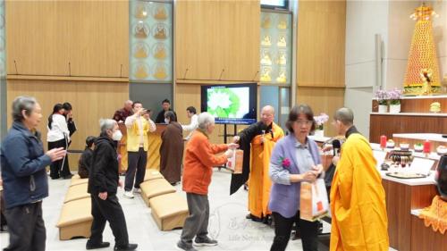 柏林佛光山妙祥、永超法師將祝福禮袋一一送給與會長者