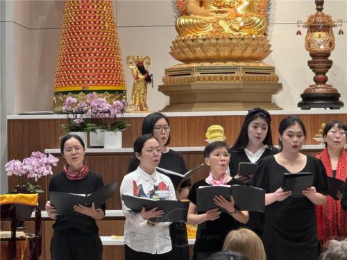 佛光人王小麗（左一）充分投入合唱曲目中
