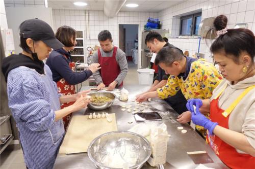 柏林佛光山義們發揮巧思，想讓長者們有個不一樣的節日回憶，親自撖擀包餃子