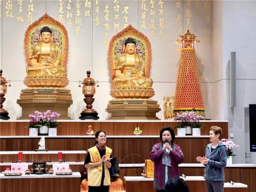 佛光人王小麗（左一）輕鬆、幽默的主持風格，讓被邀請上台者毫無懼色