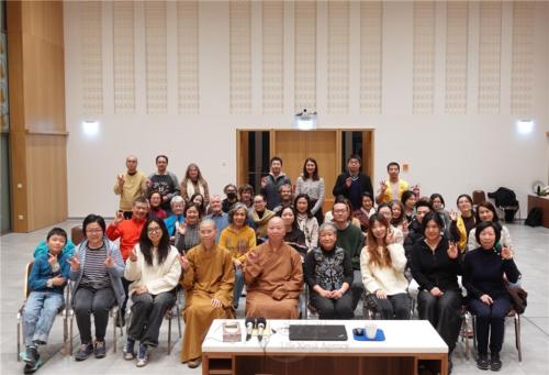 洪蘭教授講座結束，於柏林佛光山大殿和大眾合影