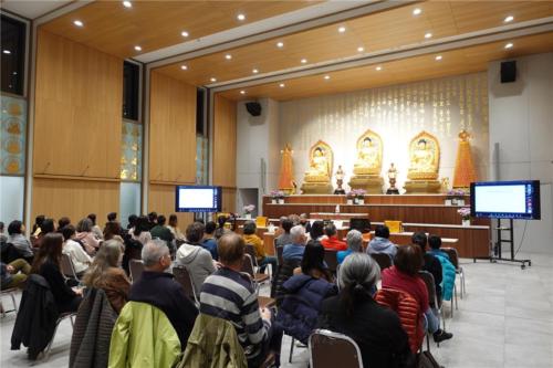 洪蘭教授「大腦與人生-幸福的智慧」講座，柏林中德信眾專心聆聽