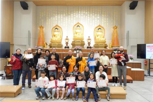 參加柏林佛光山佛光寶寶祝福禮的家長與小朋友們開心於佛前合影