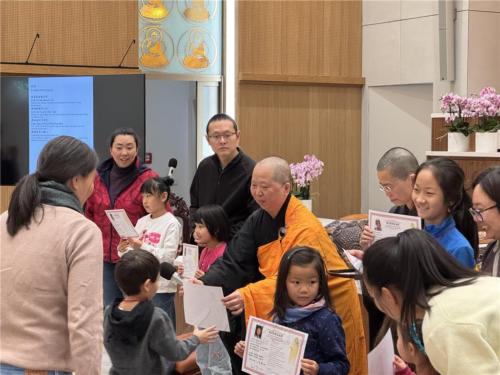 柏林佛光山住持妙祥法師主持「佛光寶寶祝福禮」之後，頒發「佛光寶寶證書」給每位小朋友