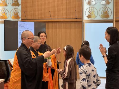 妙祥法師為小朋友甘露灌頂