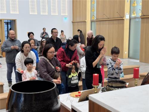 家長帶領佛光寶寶點燈供佛