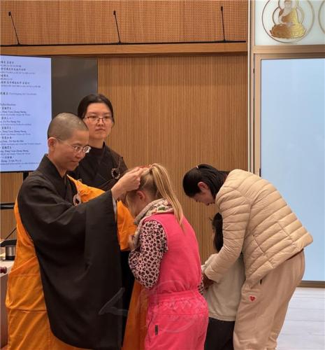 永超法師為佛光寶寶佩戴上觀世音菩薩掛鍊，祈願他們身心健康，聰明慧解，福德具足，擁有幸福感恩的人生