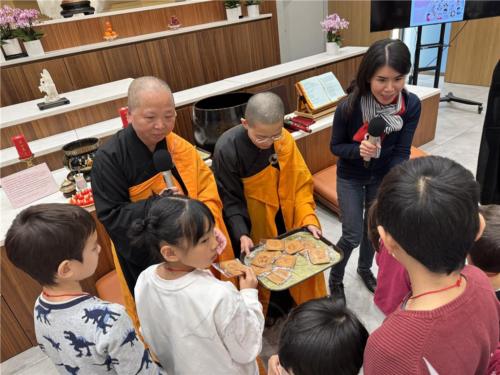 倫敦菩提園特別準備帶有「健康、自在、平安、智慧」等字樣的餅乾祝賀佛光寶寶，小朋友們開心領取