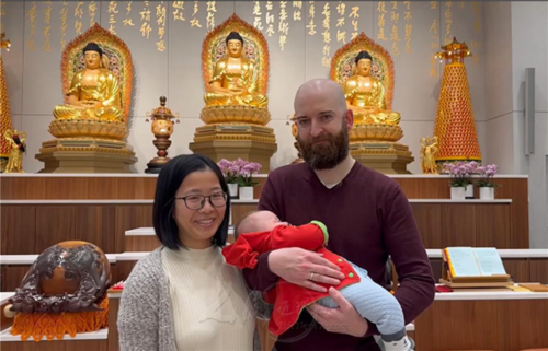 4個月大的Ludwig全程被父母抱在懷中，不哭不鬧；媽媽陳思羚、爸爸Ron Schumann感謝寶寶成為佛光大家庭的一員，希望他從這裡得到力量，讓人生順利前行