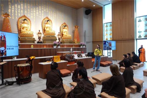 柏林音樂治療師張鑄文為大眾解說音樂治療的三種方式