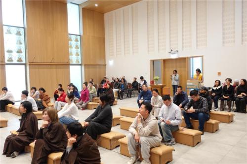 柏林佛光人聚精會神聆聽如何以音樂療癒身心