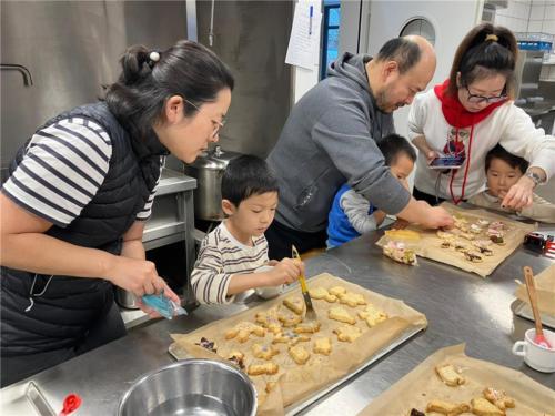 柏林菩提園善童以定（左二）專注地刷餅乾
