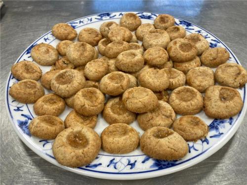 柏林菩提園善童手作另一盆耶誕餅供佛及供養來寺大眾