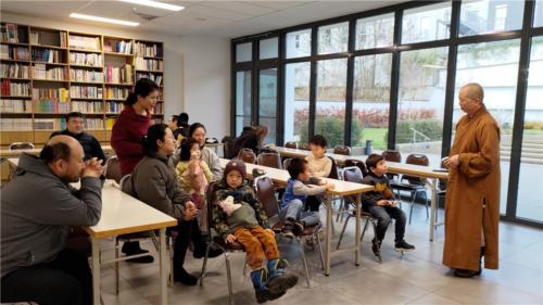 看完《人間佛陀》影片後，妙祥法師帶領大家思惟