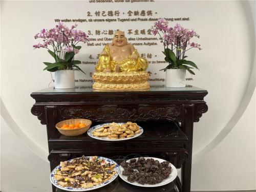 柏林菩提園善童以多樣可口的耶誕餅供佛，菩薩也笑呵呵