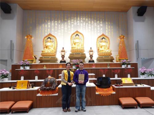 柏林協會副會長徐曉偲（左）代表致贈結緣品給講師韓沁邑（右）