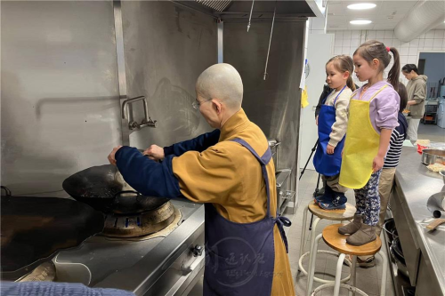 菩提園小朋友觀摩學習烹煮臘八粥