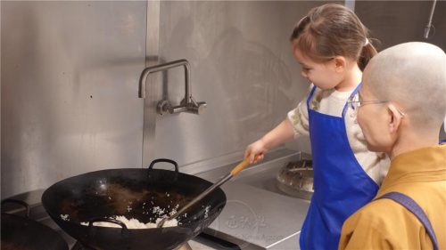 菩提園小朋友親手體驗烹飪臘八粥