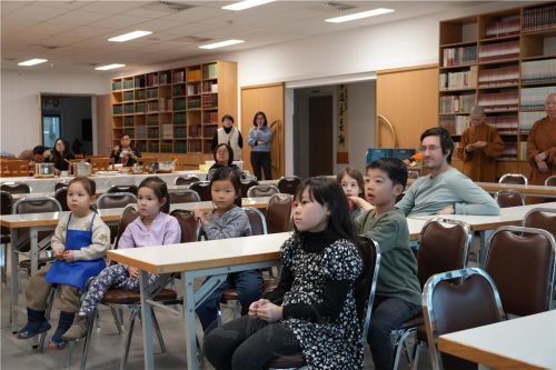 菩提園小朋友認真觀賞《臘八粥由來》動畫