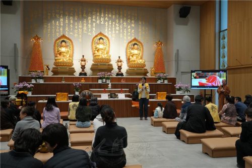 徐曉偲帶領英文組閱讀〈八正道〉，分享小組學習與實踐的心得