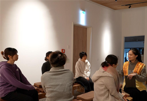 青年駱瑩帶領小組閱讀〈常不輕菩薩〉