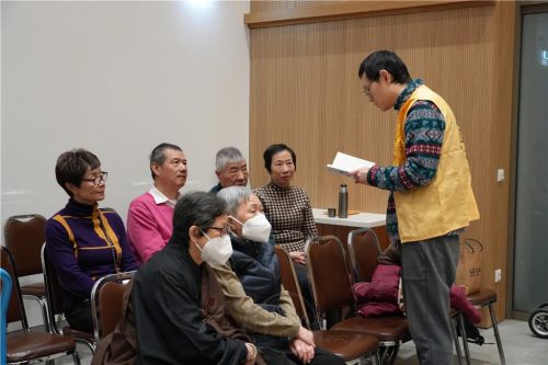 趙大為帶領「長青組」閱讀〈健康與長壽〉