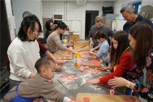 菩提園親子集體協做年節造型餅乾及比薩