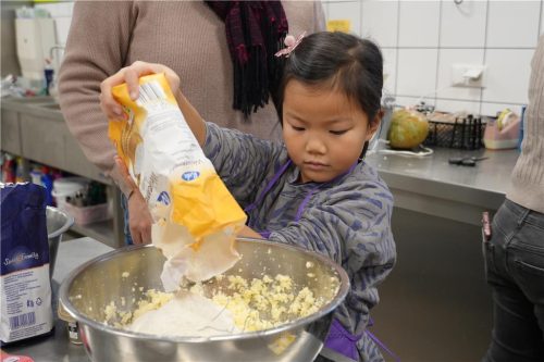 菩提園小朋友調製麵粉材料