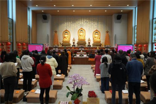 僧眾禮佛祈願，迎接新春