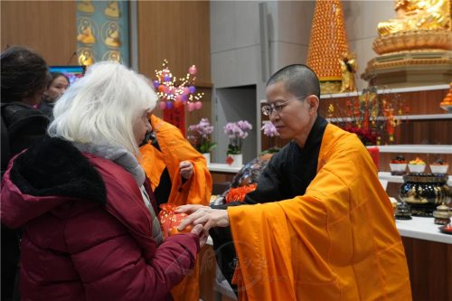 永超法師分送米袋、橘子及紅包