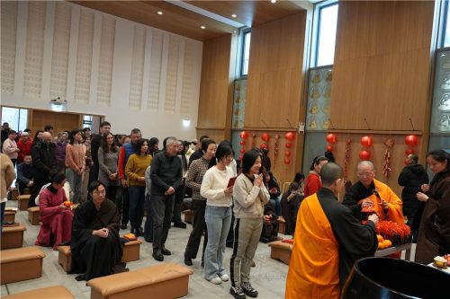 信眾依序領取法師的新春結緣品