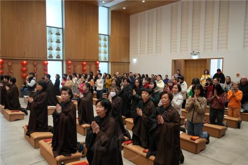 僧眾禮佛祈願，喜迎新年