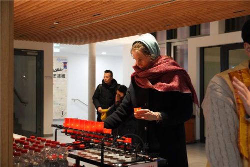 信徒燈火閃爍，迎接新春吉祥