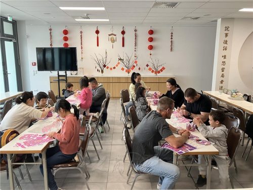 柏林菩提園親子聚精會神合力做醒獅燈籠