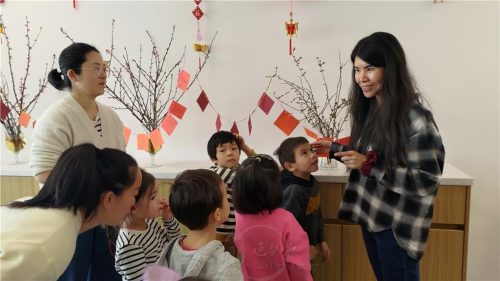 愛心媽媽王榕（右1）帶著菩提園善童玩猜燈謎