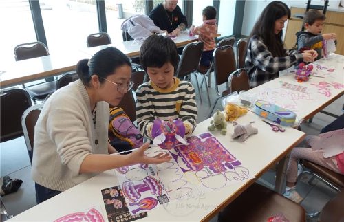 柏林菩提園善童展現專注力，和媽媽一起完成醒獅燈籠