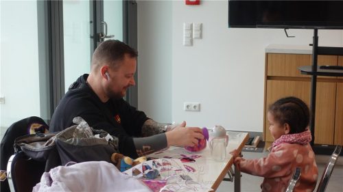 德國爸爸樂於藉著幫忙年紀尚幼的孩子做燈籠之便，更了解中國太太的原文化