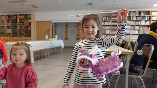 柏林菩提園善童歡喜展示已完成的醒獅燈籠