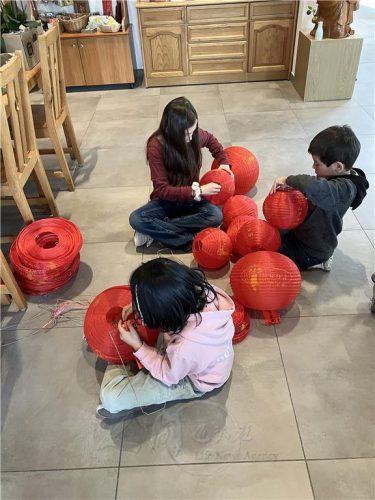 柏林菩提園的善童剛「生產」了動物型花燈，旋即幫忙卸下過年的平安燈；開始體會佛教所說的「緣起緣滅」