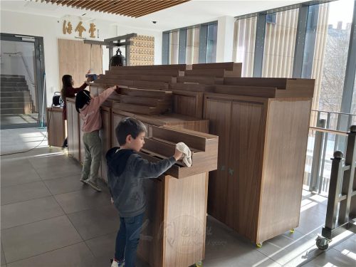 柏林菩提園善童在活動後主動發心擦佛桌